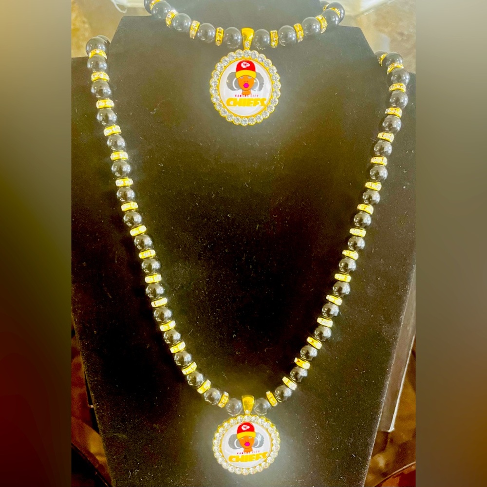 Black & Gold Chiefs Necklace with Chiefs matching bracelet.